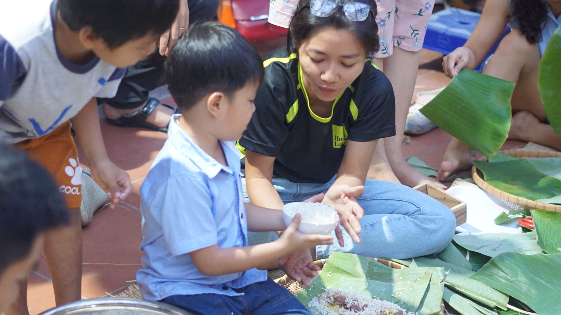 mầm non quận 7 trẻ làm bánh chưng tết