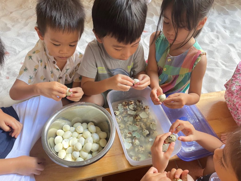 Các bạn nhỏ đang lột trứng