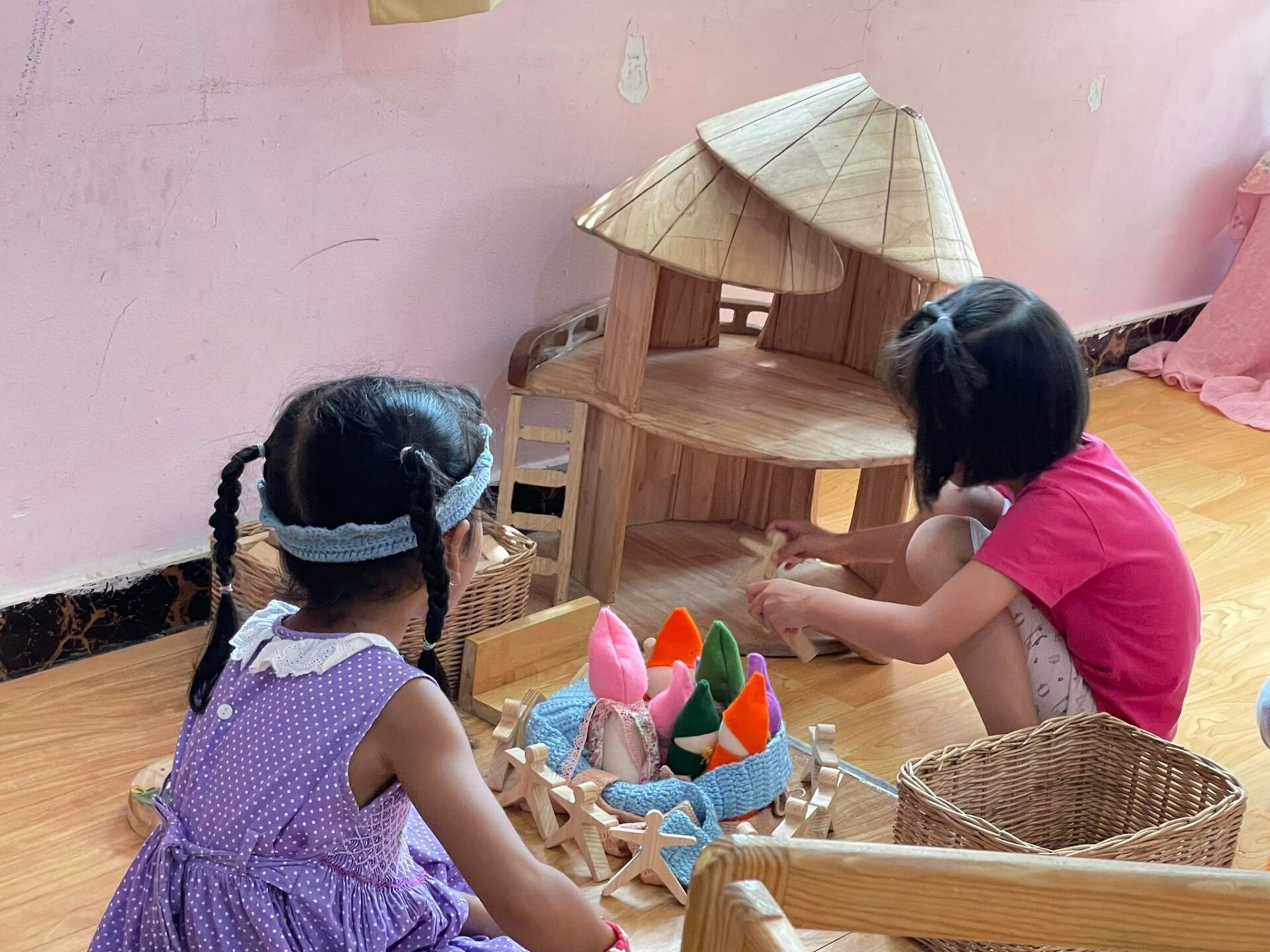 Mầm non quận 7 - Yêu Con Nít - Chơi tự do trong lớp 1