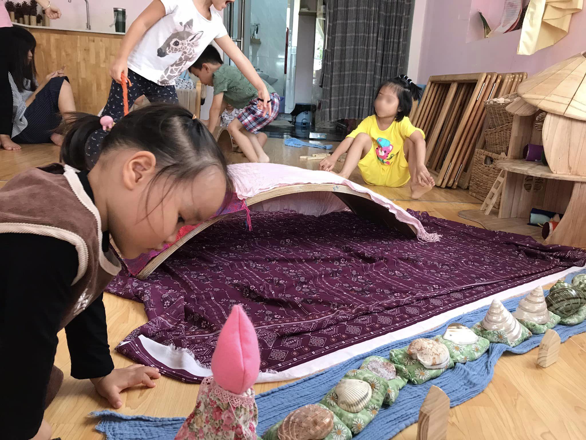 Trẻ chơi sáng tạo trong lớp