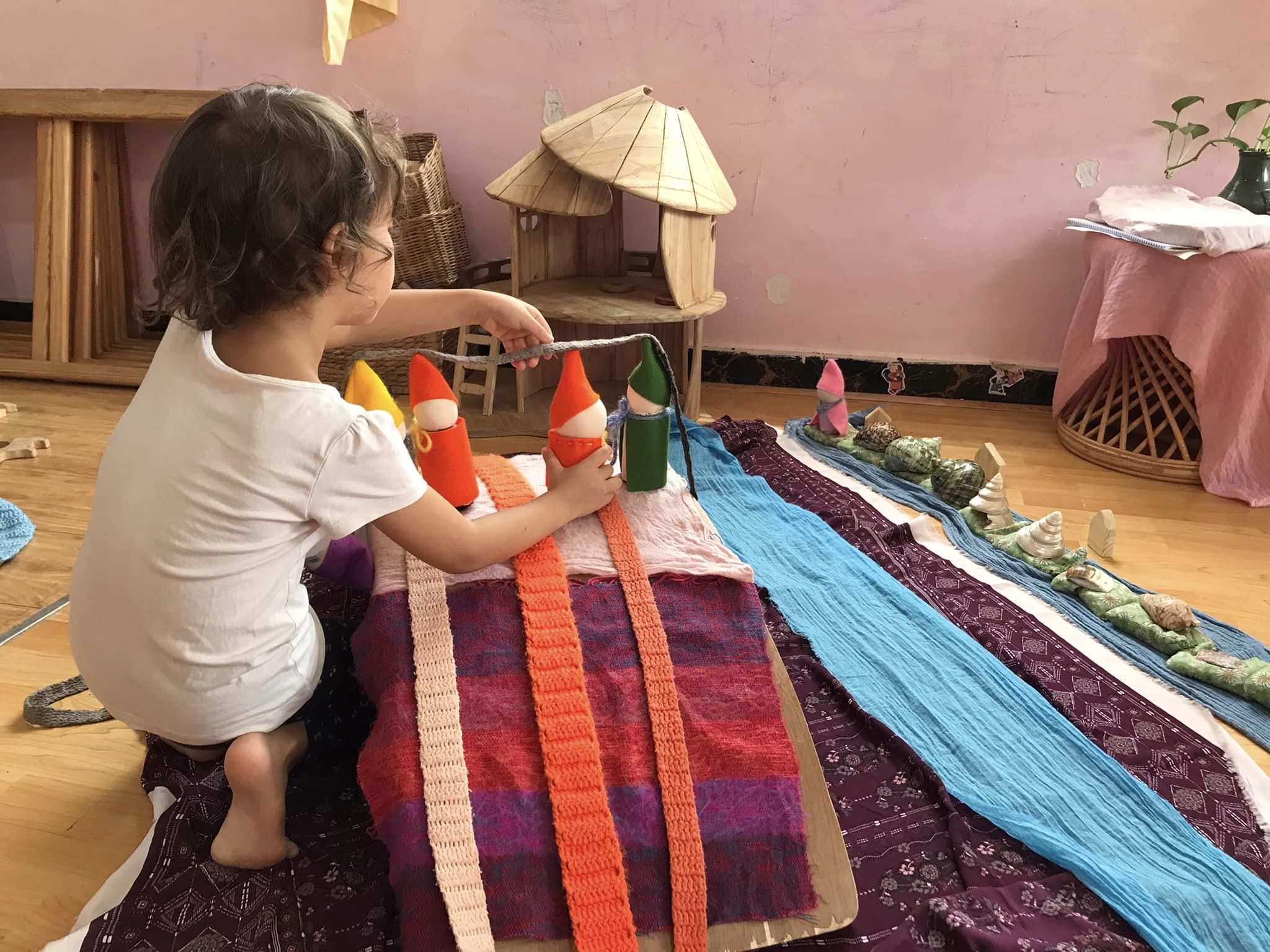 Trẻ chơi sáng tạo trong lớp 2